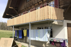 Balkon mit Holz