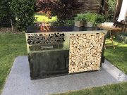 Feuerstelle mit Holzlager