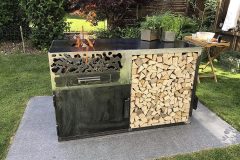 Feuerstelle mit Holzlager