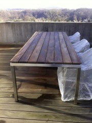 Tisch mit Holz