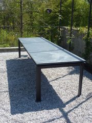 Tisch mit Steinplatte