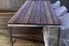 Tisch mit Holz
