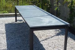 Tisch mit Steinplatte