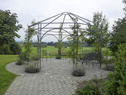 Pavillon rund bepflanzt