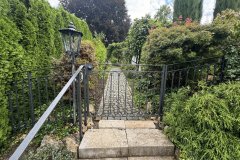 Gartentor-mit-Ornamenten